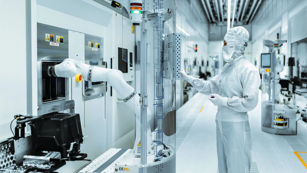 kuka-clean-room-robot-solutions-for-semiconductor-manufacturing.png